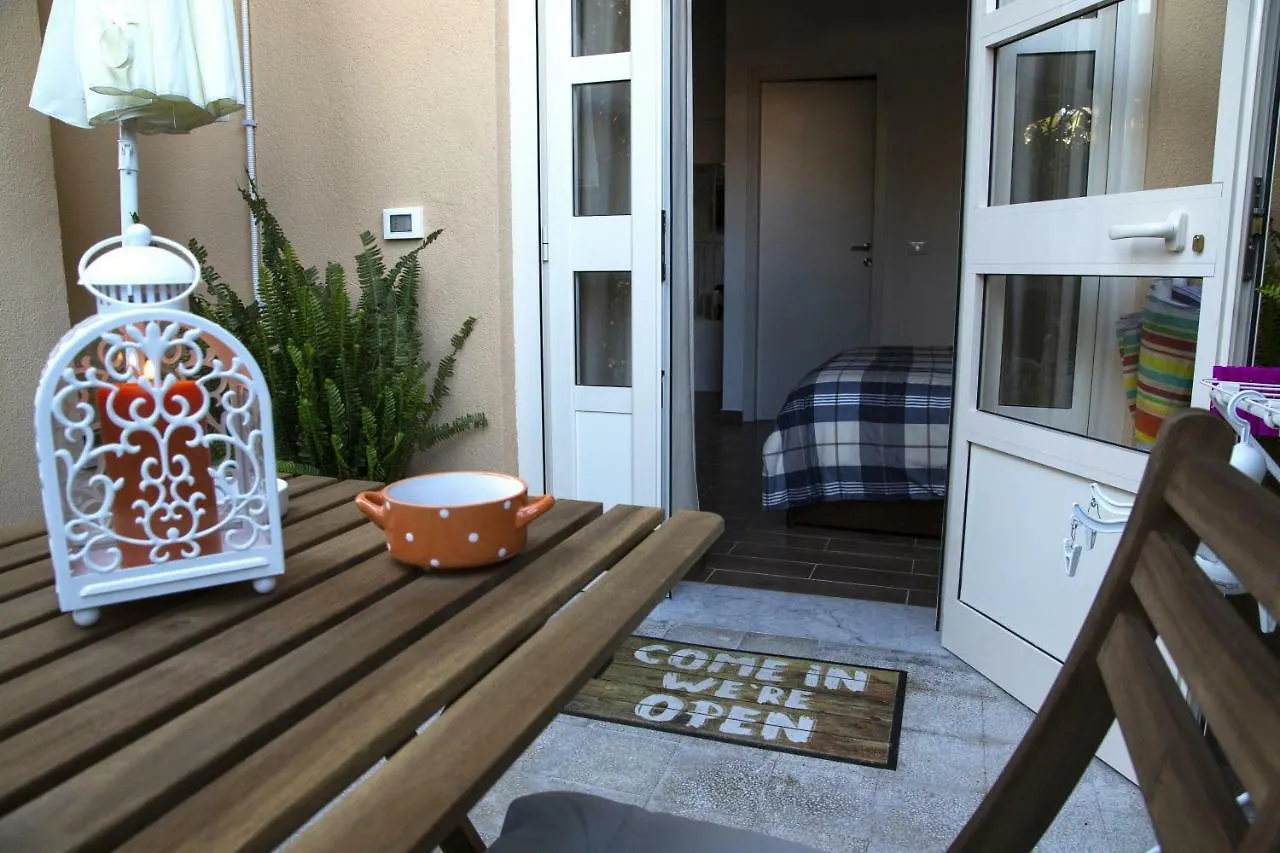 Il Giardino Di Laura Private Rooms Mondello 0*,  Italy
